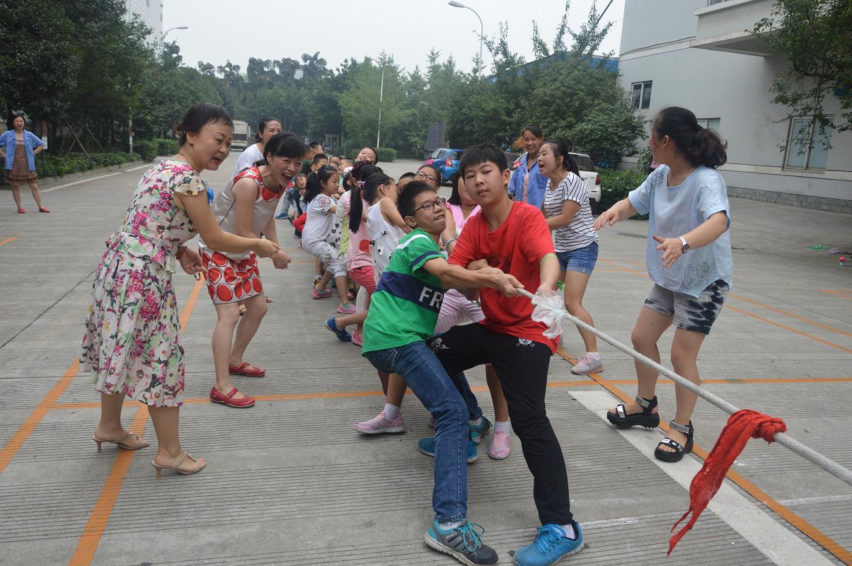 2015年PG电子暑假班趣味运动会之拔河比赛