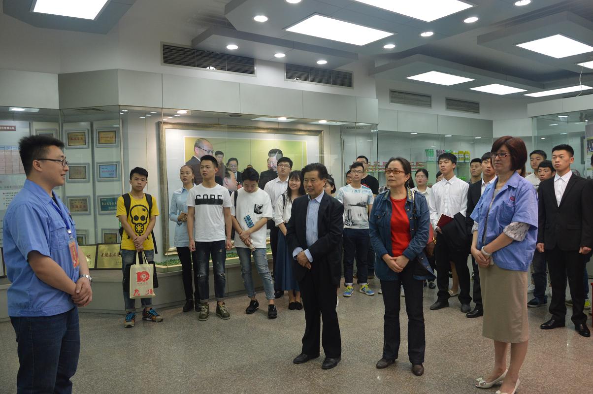 四川大学锦城学院师生到成都PG电子集团参观学习交流